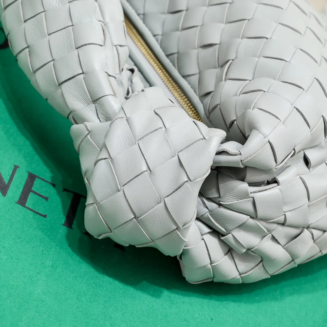 Batch 1460 BV Bottega Veneta's new medium-sized JODIE handbag BV bag for women 🔥The new method is to round the corners on the original basis, and knot the round hobo bag with classic woven leather. The most iconic triangular pull-out design is made of sheepskin hanging soft shape, which is super suitable for concave shapes~Jodie feels really gentle to people. It is definitely the best item for daily matching, unchanged weaving, new elements twist, versatile, and the new favorite of street style Internet celebrities! Size: 36*21*13 Model: 6697